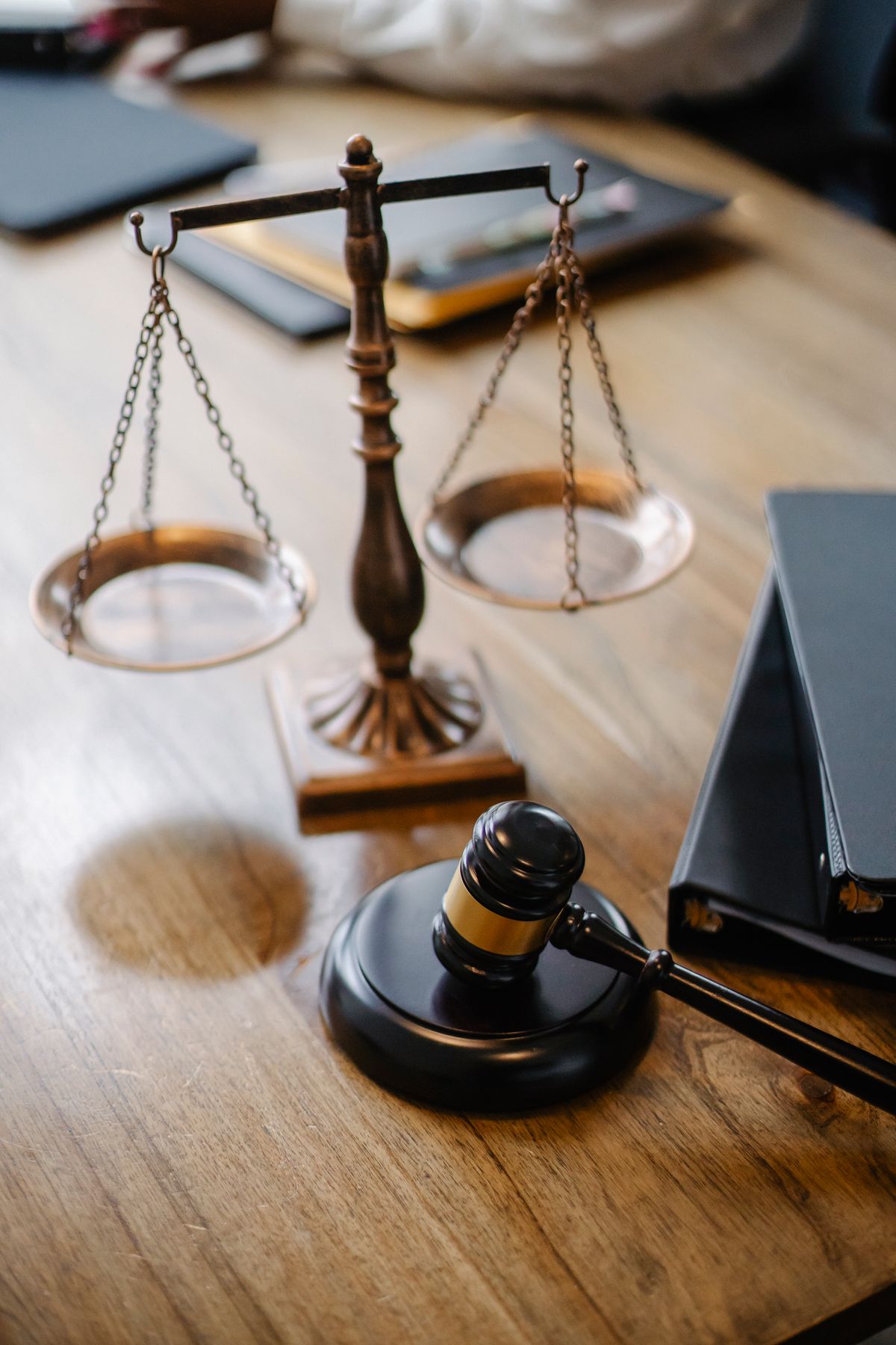 Balanza de la justicia y mazo sobre un escritorio de madera