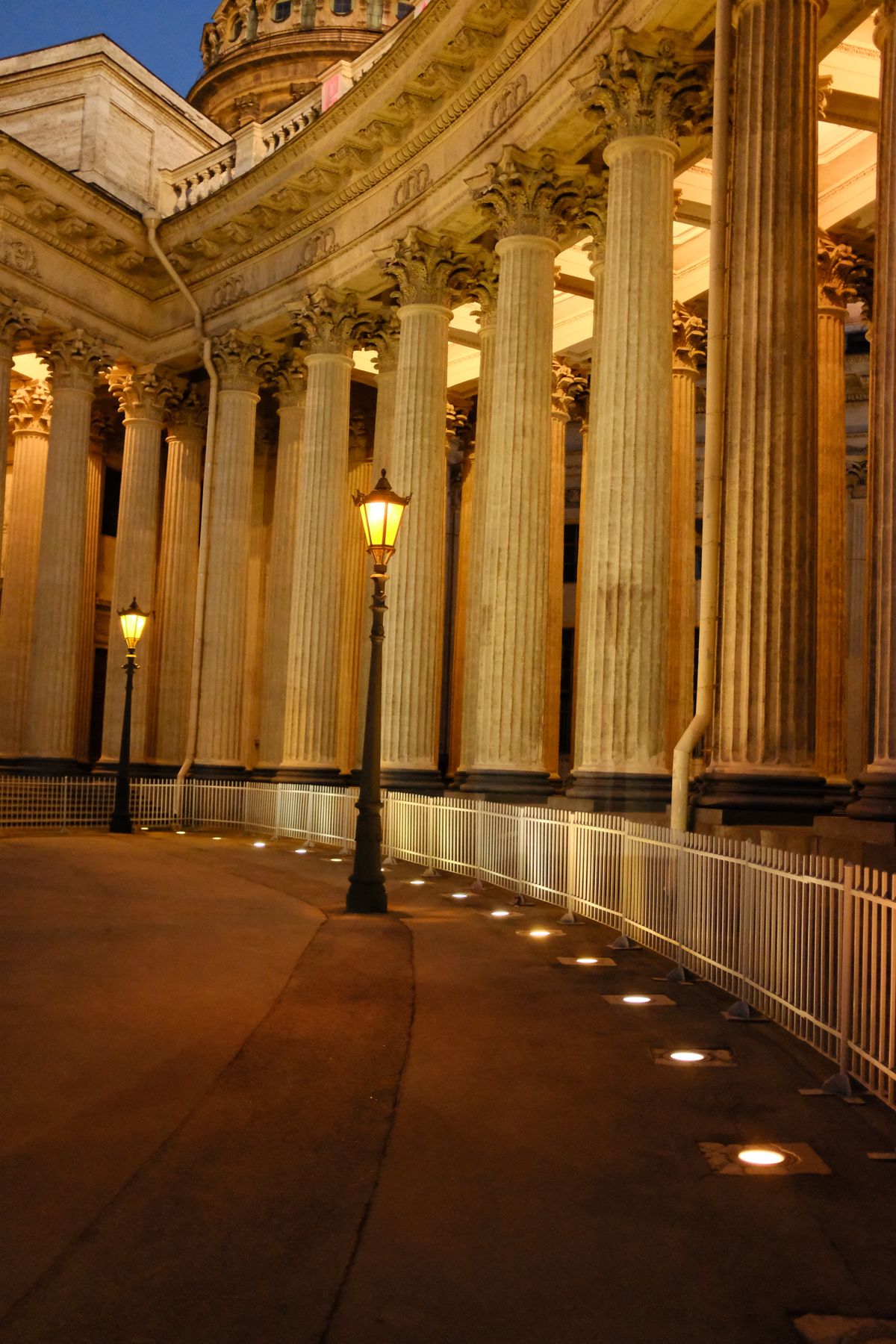 Columnas clásicas de un edificio de justicia iluminadas de noche